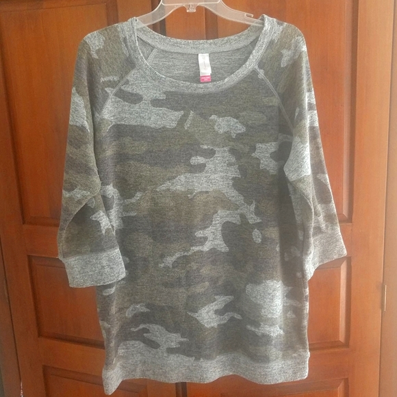 No Boundaries Tops - No Boundaries Juniors Plus 3X (21) Camo sweatshirt